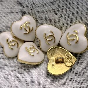 CC logo hearts (set of 6) 18mm=dime size white enamel gold alloy buttons/stamped